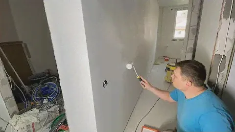 Пропитываем стеклохолст грунт краской